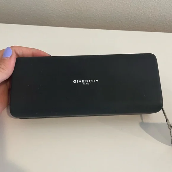 🇫🇷 Givenchy women’s oversized sunglasses - Picture 6 of 10